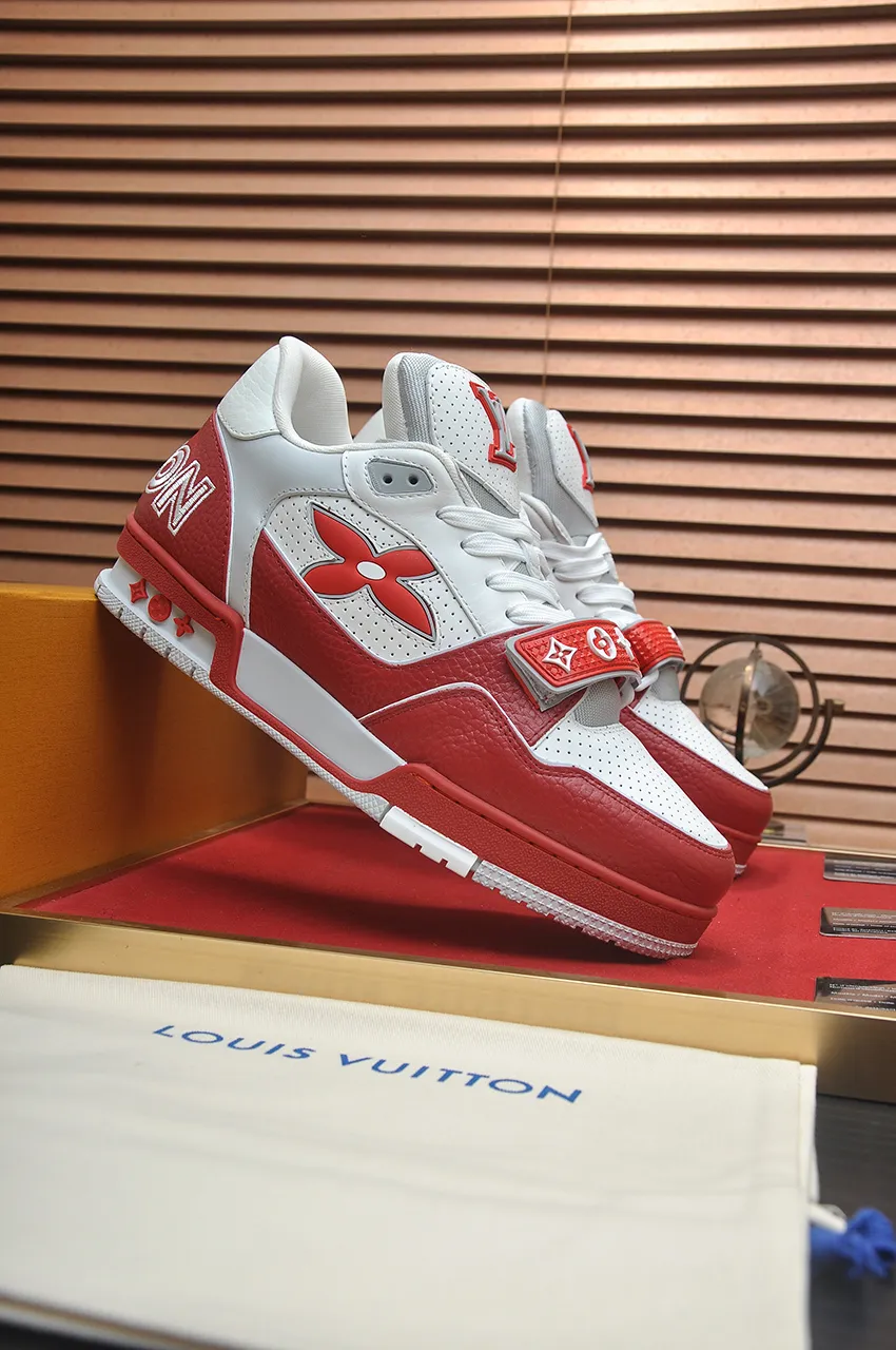 Men's shoes 💰660💶Original development, quality shipping, welcome to compare - LV sneaker series LV Trainer Maxi sneakers introduce the loose silhouette of the ready-to-wear series into the LV Trainer sneaker design written by Virgil Abloh, making an eye-catching appearance in the spring and summer men's wear shows. The cow leather upper is combined with rough fabric laces, and colorful beading highlights the brand's classic elements. LV letters mark the tongue and Monogram floral outsole. Mixed materials Made of first-layer cowhide, wrapped in imported custom-printed denim, thick shoelace design, large Monogram print on the side, "lv 54" badges on the tongue and heel, rubber outsole decorated with Monogram flowers, mesh lining and cotton feet, the comfort is as extreme as ever, premium heritage, quality first, worth owning! Size: Women's 35-39 (customized at 40, non-refundable) Men's 39-45 (customized at 38.46, non-refundable) ♡Full set of packaging with original gift box